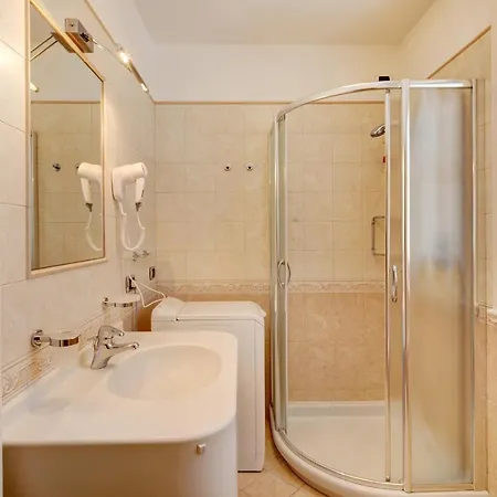 아파트 Betty Larasc *